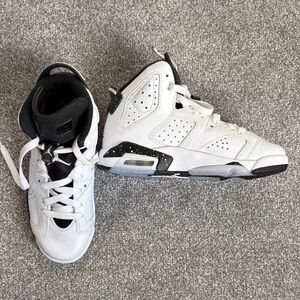 NEW Never worn 🏀 Jordan Kids White/Black Sneakers